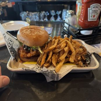 Derailed Taphouse - Hot honey chic - American Near Me - East Stroudsburg, Pennsylvania