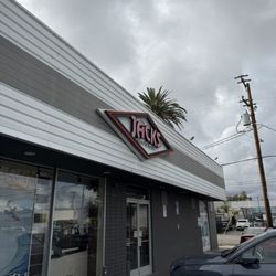 Jack's Surfboards - signage