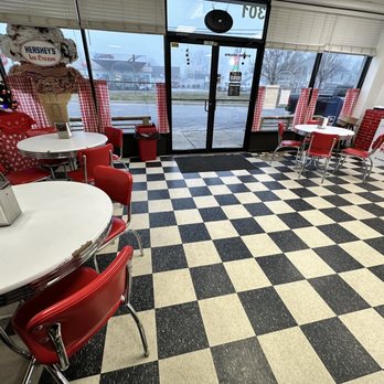 Beanie'S Ice Cream & Candy Parlor - Dining area - Ice Cream & Frozen Yogurt Near Me - Dundalk, Maryland