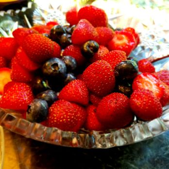 Trails Gate Inn - Fresh berries for breakfast? Yes please! - Bed & Breakfast Near Me - Elroy, Wisconsin