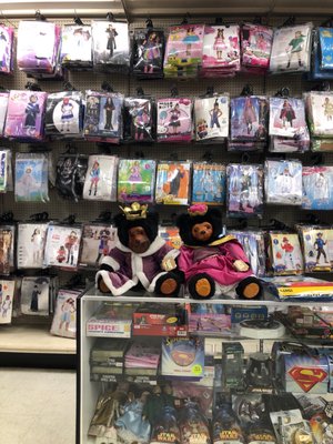 Hollywood Toys & Costumes by null