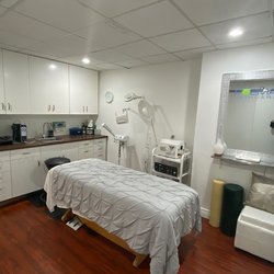 Advanced Electrolysis - Luxurious HydraFacial area!