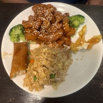 Mr. Hui's - Sesame chicken lunch special - Chinese Near Me - Little Rock, Arkansas