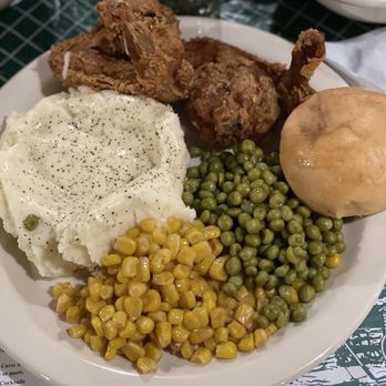 The Log Inn - Fried Chicken Plate - American Near Me - Haubstadt, Indiana