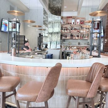 Fieldings Steak - Bar area - Steakhouses Near Me - Houston, Texas