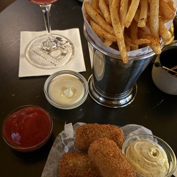 Founders Bar - Cajun fries, king oyster mushroom croquettes. - Cocktail Bars Near Me - Maastricht, LI Founders Bar - Cajun fries, king oyster mushroom croquettes. - Cocktail Bars Near Me - Maastricht, LI