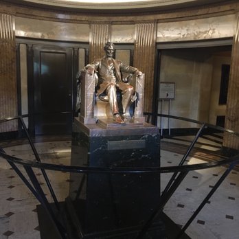 Lincoln Tomb - A small replica of the famous Lincoln Statue in DC - Landmarks & Historical Buildings Near Me - Springfield, Illinois