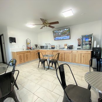 Lakes Inn - Breakfast Area - Hotels Near Me - Warsaw, Missouri