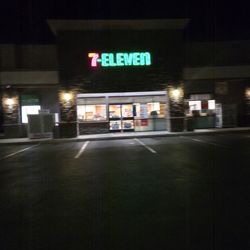 7-Eleven - Nighttime shot