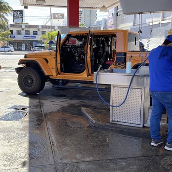Wahoo Car Wash - Cleaning a small truck - Auto Detailing Near Me - Mazatlán, SIN