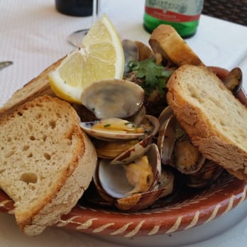 I Tre Pupazzi - Ameijoa a Bolhao Pato.   INCREDIBLE APPETIZER. TRY IT! And save the remaining oils on the bottom of the bowl for dipping more bread! - Portuguese Near Me - Rome, RM