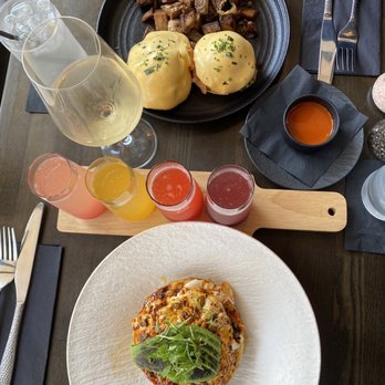 Craftz Lounge - Huevos rancheros, salmon eggs Benedict, Chardonnay and mimosa flight - Cocktail Bars Near Me - Riverside, California