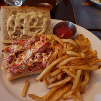 Hudson House River Inn - Lobster roll - Bed & Breakfast Near Me - Cold Spring, New York