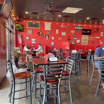 Beth's Burger Bar - Social distancing! - Burgers Near Me - Orlando, Florida