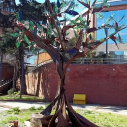Cine Showcase Cinemas - 'Árbol del Obrero Desaparecido' en el espacio verde de Showcase Cinema Quilmes.