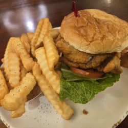 Showmars - Fish sandwich with lettuce and tomato with fries