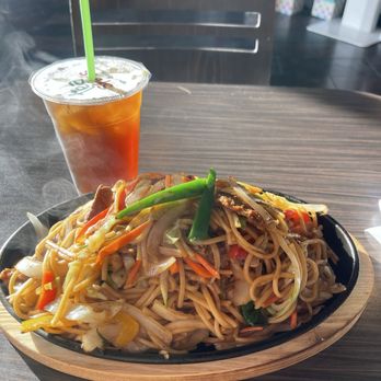 Tea Spots - Sizzling plate with beef fried noodles and oolong tea - Shaved Ice Near Me - Pasadena, California