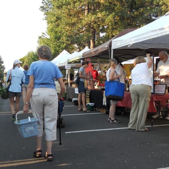Beaverton Farmers Market - About 8:30 am with early shoppers. - Farmers Market Near Me - Beaverton, Oregon