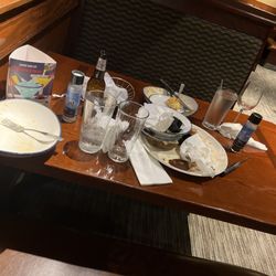 Red Lobster - Dirty tables... they are all like this!