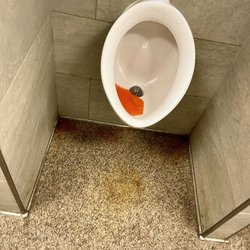 Royal Farms - Nasty place, urine everywhere