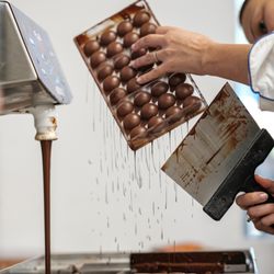 Garcia Nevett Chocolatier de Miami - Handmade bonbons in action at Garcia Nevett