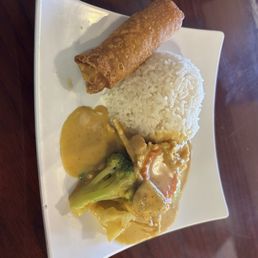 Yellow curry with rice and an egg roll