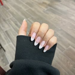 ViVi's Nail Salon - French tip with flower