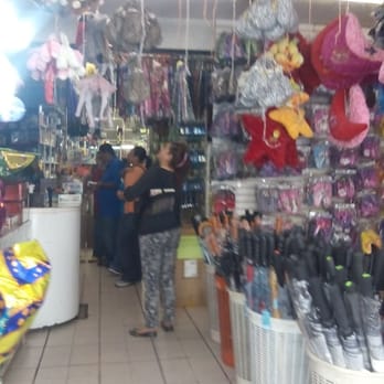 Mercado Coliseo - sombrillas y juguetes - Flea Markets Near Me - León, GUA