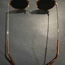 World Optic - Could you tell which hinge was repaired??  PS  The right side!