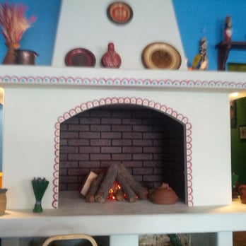 Polish Cottage - Super cozy little faux fireplace! - Polish Near Me - Tucson, Arizona
