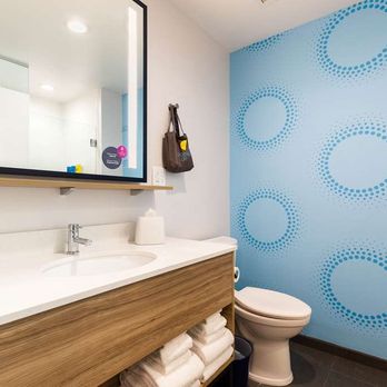 Tru by Hilton Eugene - Guest room bath - Hotels Near Me - Eugene, Oregon