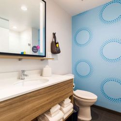 Tru by Hilton Eugene - Guest room bath