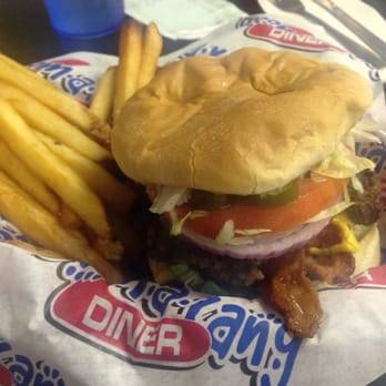 Boom-a-rang Diner - Bacon Cheeseburger w/Fries - Diners Near Me - Chandler, Oklahoma