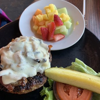 Highlands Restaurant and Lounge 289 - Swiss Cheese Burger with bacon, mushrooms and grilled onions - New American Near Me - Galena, Illinois