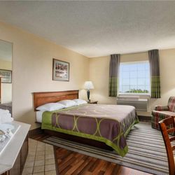 Super 8 by Wyndham Grayville - Jacuzzi Suite