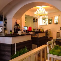 The Green Garden - La barra y el fondo del salón en la bóveda del edificio antiguo salzburgués