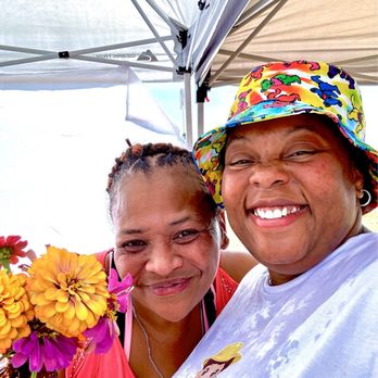 Art Garden KC - Vendor and customer who purchased fresh flowers - Festivals Near Me - Kansas City, Missouri Art Garden KC - Vendor and customer who purchased fresh flowers - Festivals Near Me - Kansas City, Missouri