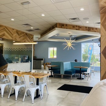 Freshe Poke - a dining area with tables and chairs - Poke Near Me - Columbia, South Carolina