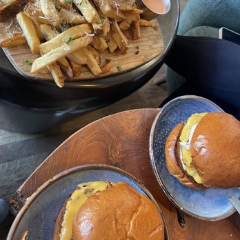 Magnolia House - Burgers and fries - Cocktail Bars Near Me - Pasadena, California Magnolia House - Burgers and fries - Cocktail Bars Near Me - Pasadena, California