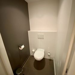 Hotel Weitzer Graz - Separate toilet to bathroom