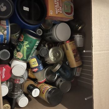 Dreezy's Moving Services - Random stuff thrown in a box randomly. Some of those are fragile glass jars. - Movers Near Me - Coon Rapids, Minnesota