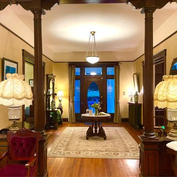 Double Oaks Bed & Breakfast - Grand foyer - Bed & Breakfast Near Me - Greensboro, North Carolina
