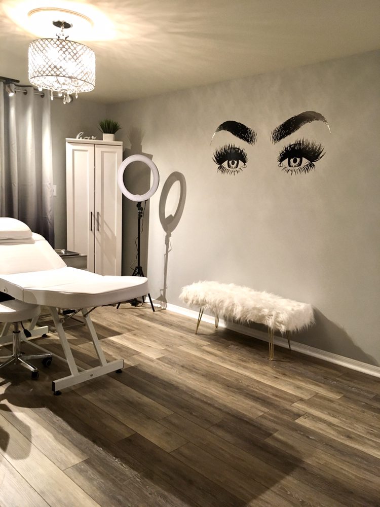 Trina’s brow bar Logo