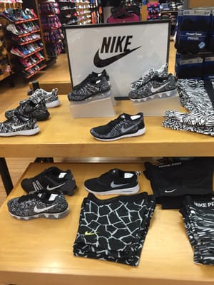 sneaker stores in green acres mall