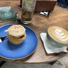 Pistachio mocha latte and cinnamon roll.