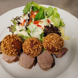 Goldener Schwan - Schweinefilet mit Kroketten und Salat