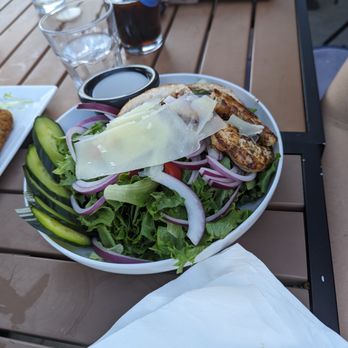 Mazama Brewing - Mixed green salad with chicken - Brewpubs Near Me - Hillsboro, Oregon Mazama Brewing - Mixed green salad with chicken - Brewpubs Near Me - Hillsboro, Oregon