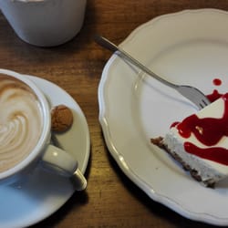 Hermetic Coffee Roasters - Flat White & Cheescake