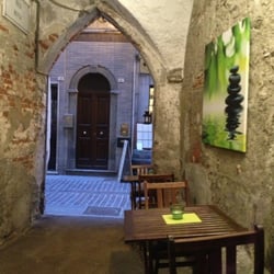 Vineria Champagneria Quartino Divino - The outside courtyard