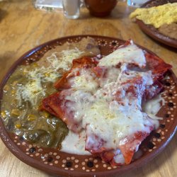 El Metate - Chilaquiles rojos con frijoles y chile verde